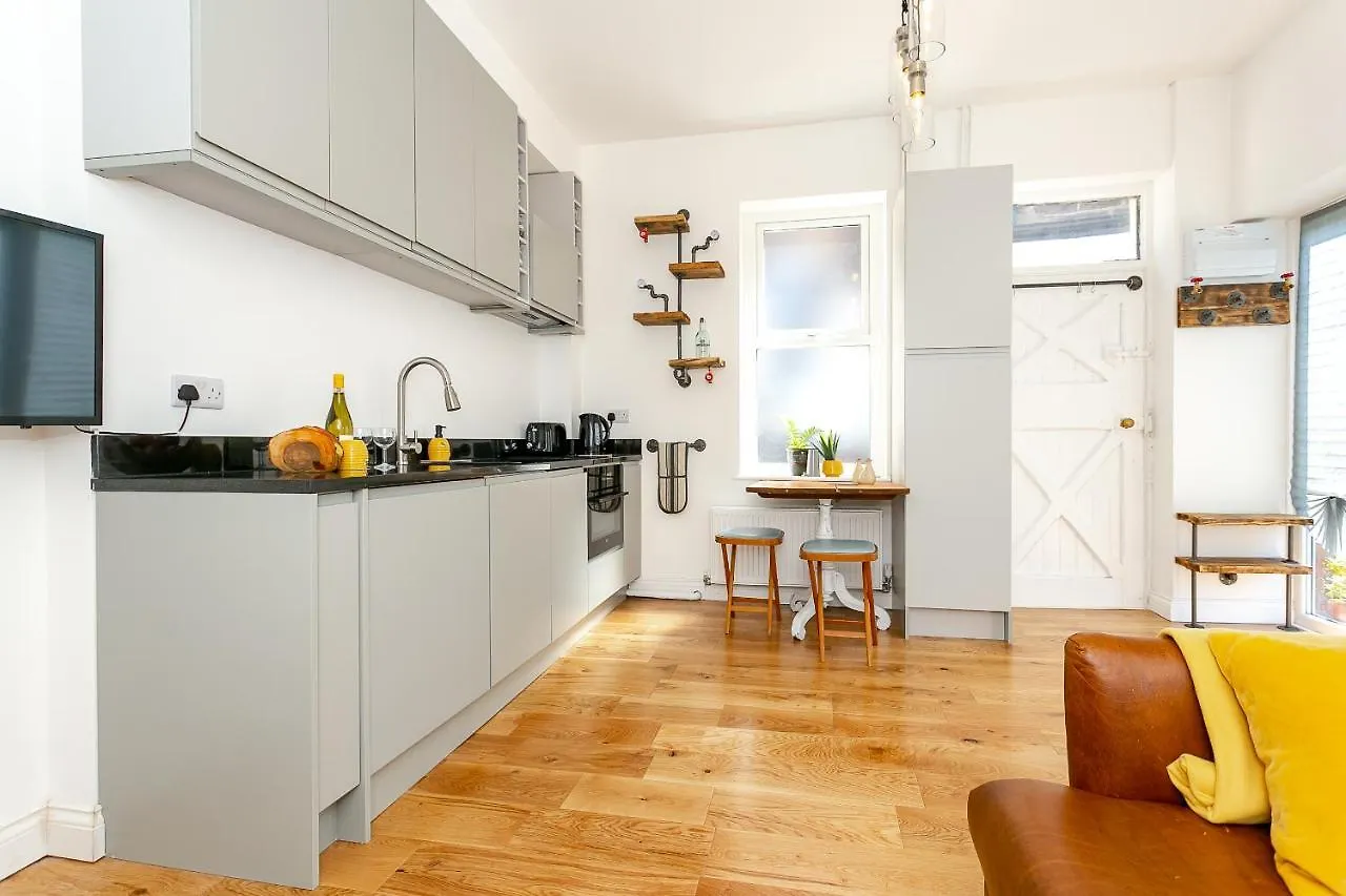 The Bs Hive, Modern, Stylish, 2 Bedroom House, In Harrogate Centre Holiday home