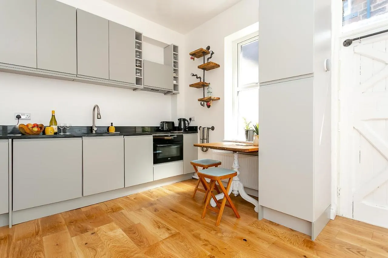 The Bs Hive, Modern, Stylish, 2 Bedroom House, In Harrogate Centre