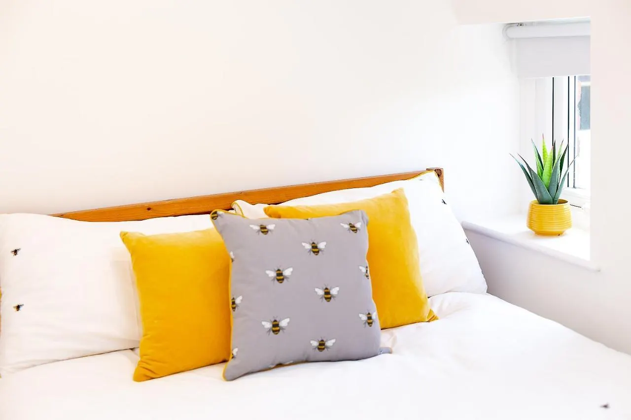 The Bs Hive, Modern, Stylish, 2 Bedroom House, In Harrogate Centre
